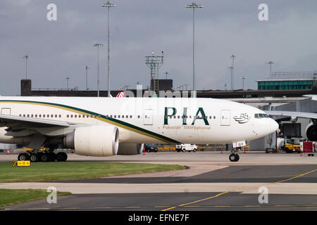 Pakistan International Airlines Boeing 777, Rollen auf Manchester International Airport. Stockfoto