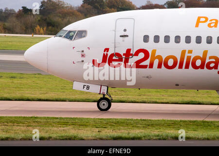Jet2 Airlines Boeing 737, am Manchester International Airport Startbahn rollen. Stockfoto