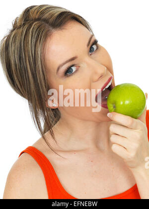 Attraktive Junge gerne entspannt Kaukasischen Woman Holding und eine gesunde Reife Green Apple isoliert auf Weiss, mit einen Freistellungspfad Stockfoto