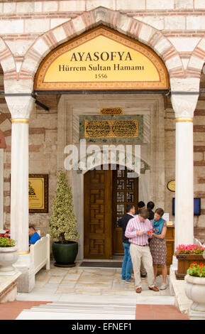 Touristen vor Ayasofya Hürrem Sultan Hamam Stockfoto