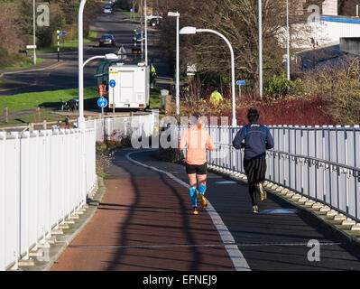 Läufer auf Jane Coston Zyklus Brücke über A14 bei Milton Stockfoto