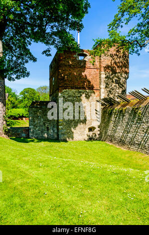 Das Torhaus und die angrenzenden Wände auf der Landseite des Upnor Castle mit langen scharfen Spitzen auf einem ruhigen Grundstück eingebettet Stockfoto