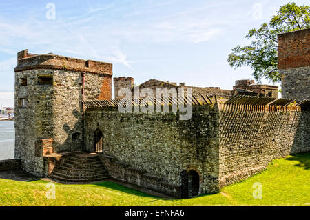 Der Nordturm und angrenzenden Wänden mit scharfen Stahlspikes der Tudor Upnor Castle am Ufer des Flusses Medway eingebettet Stockfoto