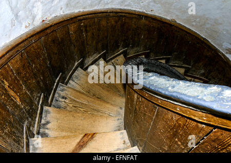 Eine gut getragen hölzerne Wendeltreppe führt von der Munition speichert bis zu der Wasserbastei Stockfoto