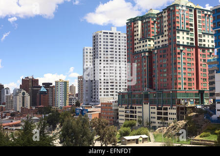 Moderne Hochhäuser auf der südlichen Seite des Parque Urbano Central (Urban Stadtpark) in La Paz, Bolivien