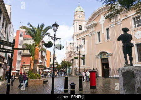 Main Street, Cathedral of St. Mary gekrönten, Bronzestatue eines Soldaten in Vordergrund, Gibraltar, Übersee, Großbritannien Stockfoto