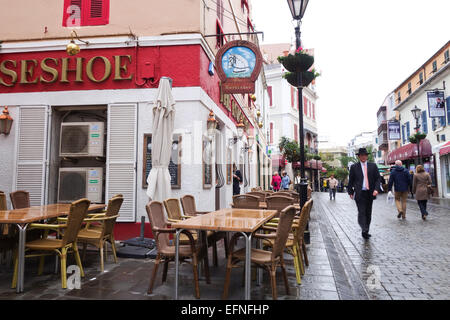 Regnerischen Hauptstraße mit Hufeisen-Bar in Gibraltar, Britische überseegegend, Vereinigtes Königreich, UK Stockfoto