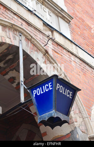 Lampe an der Royal Gibraltar Police, zentralen Polizeistation in der irischen Stadt. Britisches Überseegebiet. VEREINIGTES KÖNIGREICH. Stockfoto