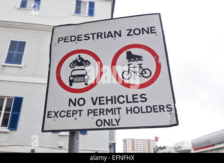 Zeichen, urbanen Fußgängerzone, keine Fahrzeuge außer Genehmigung Inhaber, Gibraltar, Britische überseegegend, Vereinigtes Königreich, Großbritannien Stockfoto