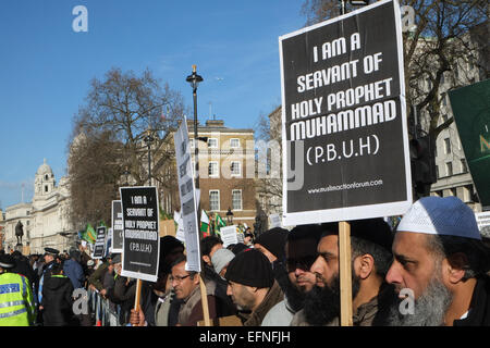 Whitehall, London, UK. 8. Februar 2015. Eine große Demonstration der Prophet Muhammad gegenüber Downing Street mit einem Samll Zähler Protest von Britain First zu verteidigen. Bildnachweis: Matthew Chattle/Alamy Live-Nachrichten Stockfoto