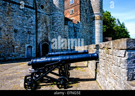 Kanonen, über den Fluss Medway befindet sich auf einem dreieckigen Bastion gegenüber einem Gebäude, das die Wohnräume untergebracht zeigend Stockfoto