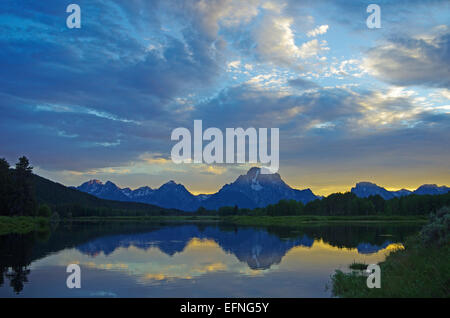 Die Grand Teton Berge im Morgengrauen von Oxbow Bend entlang des Snake River, im Grand-Teton-Nationalpark, Wyoming, USA. Stockfoto