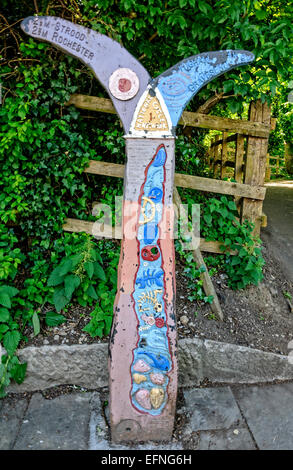 Ein bunt geschmückten Schild am oberen Upnor zeigt die Laufleistung zu lokalen Zielen entlang der National Cycle Route 1, Kent Stockfoto