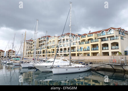 Stadthäuser, Yachten und Boote an der Queensway Quay Marina, Gibraltar, Großbritannien, UK. Stockfoto