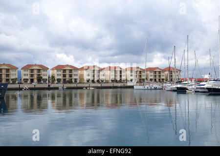 Gibraltar Rock Stadthäuser, Yachten und Boote in der Queensway Quay Marina, Gibraltar, Vereinigtes Königreich, UK. Stockfoto