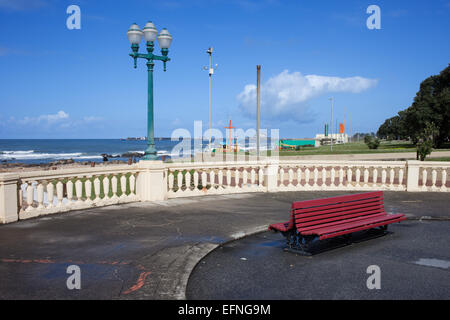 Foz in Porto, Portugal. Promenade und Platz mit einer Bank durch den Atlantischen Ozean. Stockfoto