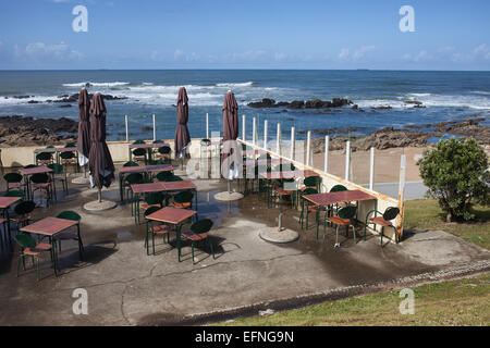Freiluft-Café und Restaurant vom Atlantischen Ozean in Foz Bezirk von Porto in Portugal. Stockfoto