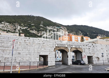 Ragged Personal Tore, Tor, durch defensive Wall, Gibraltar, Britisches Territorium in Übersee, Großbritannien, Großbritannien Stockfoto