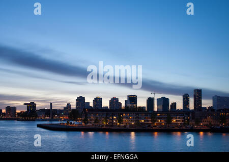 Die Skyline der Stadt von Rotterdam am Abend, Holland, Niederlande. Stockfoto