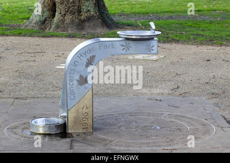 Trinkwasser-Brunnen mit Hundenapf befestigt im Hyde Park London England Stockfoto