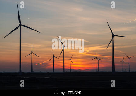 Sonnenuntergang über der Windkraftanlagen in Eemshaven, Niederlande Stockfoto