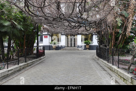 Eingang des Gibraltar Courts Service, Justizpalast, am Main Street, Gibraltar, Überseegebiet, Vereinigtes Königreich. Stockfoto