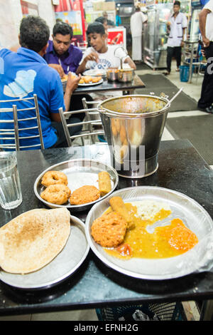 Essen, essen, Curry, Platte Mittagessen in typischen lokalen Cafe Ajantha vegetarisches Restaurant, mit Essen, serviert von der Schaufel curry Colombo, Sri Lanka, Asien Stockfoto