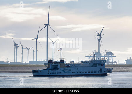 Der Borkum-Fähre Ankunft im Hafen von Eemshaven, Niederlande. Stockfoto