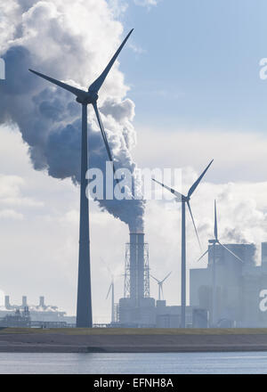 Windkraftanlagen und das RWE-Kraftwerk in der Morgendämmerung in Eemshaven, Niederlande Stockfoto