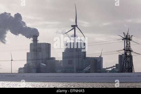 Windkraftanlagen und das RWE-Kraftwerk in der Morgendämmerung in Eemshaven, Niederlande Stockfoto