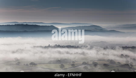 Niedrige Wolke und Nebel über South Shropshire vom Ragleth Hill, in der Nähe von Kirche Stretton, Shropshire, England gesehen Stockfoto