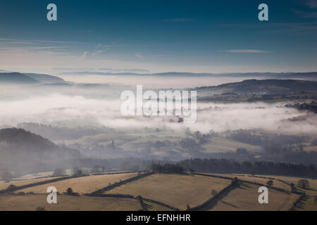 Niedrige Wolke und Nebel über South Shropshire vom Ragleth Hill, in der Nähe von Kirche Stretton, Shropshire, England gesehen Stockfoto