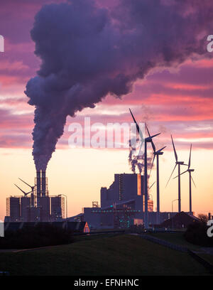 Windkraftanlagen und das RWE-Kraftwerk in der Morgendämmerung in Eemshaven, Niederlande Stockfoto