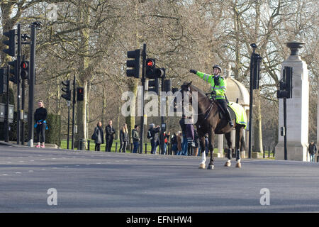 Polizisten stoppen Verkehr für die Horseguards in Büste Road in London übergeben montiert Stockfoto