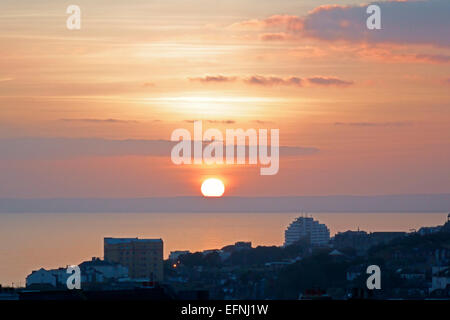 Sonnenuntergang-St. Leonards-on-Sea, East Sussex. Die Sonne sinkt über dem Meer und Ferne South Downs. England-UK Stockfoto