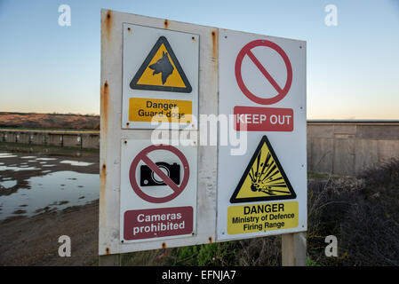 Restriktive Beschilderung in der Nähe von einem Schießstand in Kent. Stockfoto