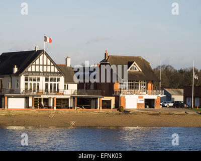 Bootshäuser am Ziel von Oxford und Cambridge University Boat Race, Chiswick, Themse Stockfoto