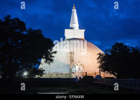 In der Nacht beleuchtet Ruwanwelisseya, Ruwanweli Maha Seya Pagode, Buddhist, Tempel Dagoba in Anuradhapura, Sri Lanka, Asien. Stockfoto