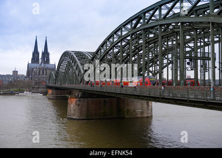 Trainieren Sie auf Hohenzollernbrücke und Kölner Dom, Deutschland Stockfoto