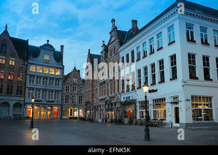 Geschäfte und Restaurants in ehemaligen Zunfthäuser am Marktplatz, Brugge Stockfoto