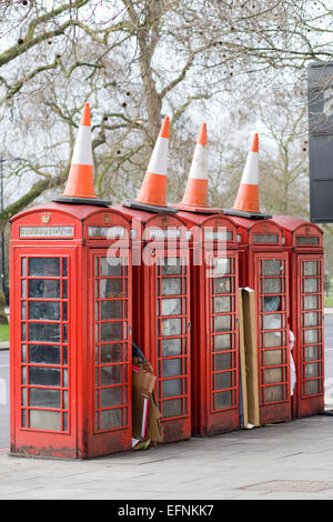 Rot öffentliche Telefonzellen auf den Straßen von London England mit Leitkegel an der Spitze Stockfoto