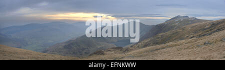 Cadair Idris, ein beliebter Berg für Wanderer in Gwynedd, Wales.  Die Schüssel mit dem See wurde aus einem Cirque Gletscher gebildet. Stockfoto