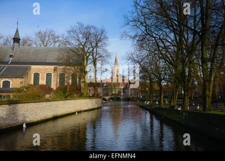 Blick auf Kanal und Kirche der Muttergottes von Begijnhof, Brugge, Belgien Stockfoto