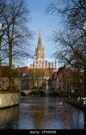 Dijver Kanal und Kirche der Muttergottes von Begijnhof, Brugge, Belgien Stockfoto