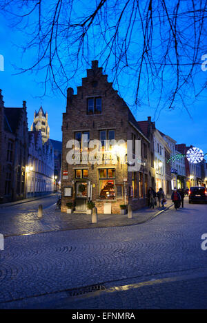 Brugge Straßenszene in der Nacht in der Nähe von Gruuthuse Hof, Brugge, Belgien Stockfoto