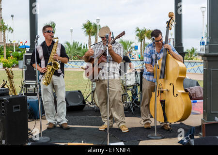 Gruppe spielt vor einem Restaurant auf der Promenade in Neptune Park, Virginia Beach, Virginia, USA Stockfoto