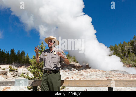 Park Ranger und Steamboat-Geysir im Dampf Phase Dampfphase Steamboat Geyser und Park Ranger; Neal Herbert; 4. September 2014; Katalog #19722d; Original #5353 Stockfoto