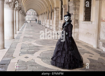 Ein einheimischer tragen aufwendige Kostüm und Maske stellt für th Kamera während der Karneval von Venedig, Italien Stockfoto