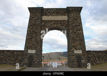 Roosevelt Arch während des Herunterfahrens der Regierung Roosevelt Bogen am Eingang des Yellowstone Nord während des Herunterfahrens der Regierung; Jim Peaco; 9. Oktober 2013; Katalog #19228 d; Original #IMG 1444 Stockfoto