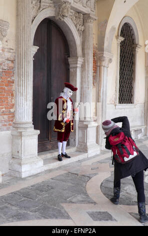 Ein einheimischer tragen aufwendige Kostüm und Maske stellt für th Kamera während der Karneval von Venedig, Italien Stockfoto